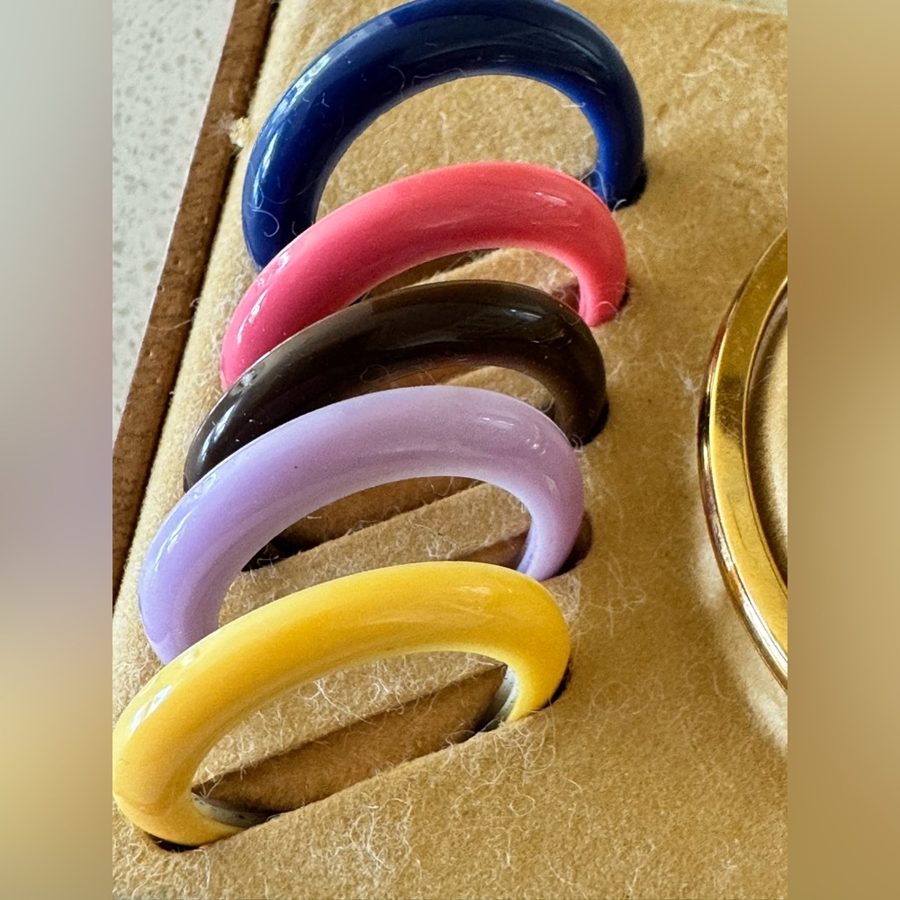 GUCCI Gold Watch with Additional Bezels, 17 total. Pre-treasured. Best Offer. - Picture 8 of 12